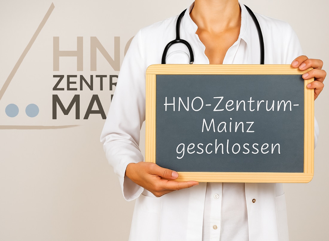 Ärztin hält Tafel mit der Aufschrift "HNO-Zentrum-Mainz geschlossen